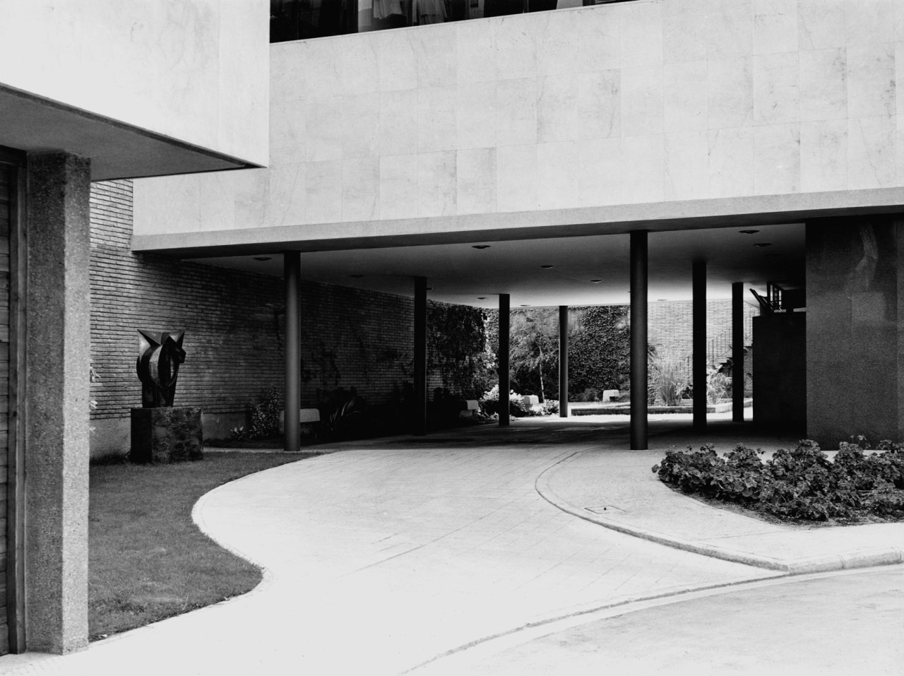 Línies dures. Edificis, disseny i urbanisme a Barcelona (1949-1974)